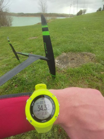 montre indiquant 34.32 noeuds sur 10 secondes, vitesse de Robert Maréchal en foil V3 avec l'aile 500R