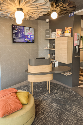 Meuble comptoir sur mesure implanté dans un hôtel à Paris, projet d’agencement intérieur.