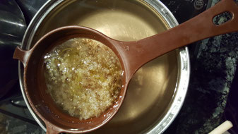 Holunderblütensirup absieben und aufkochen
