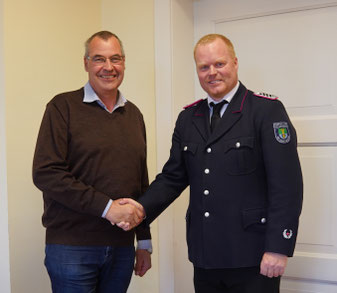 Dirk Albrecht gratuliert dem neuen stellvertretenden Wehrführer Ingwer Paulsen 