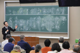 会場からの質問に答える澁澤教授= 4月25日午後、末川記念会館講義室