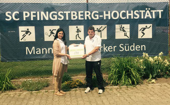 Übergabe des Eiskoffer durch Frau Özge Canakci