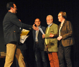 LAZ-Stützpunktleiter Jürgen Palm ehrt die ehemalige Vorsitzende Martha Krasenbrink für 13 Jahre hochengagierte, vortreffliche Vereinsarbeit. (Foto: Bernfried Knipping)