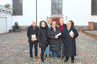 Haben das 41. Jahrbuch des Geschichts- und Heimatvereins Villihgen mit vielfältigen Beiträgen herausgegeben: (von links) Werner Echle, Ute Schulze, Edgar Tritschler, Helga Echle, Hans-Georg Enzenroß und Günter Rath. Foto: Anna Hahnel Schwarzwälder-Bote