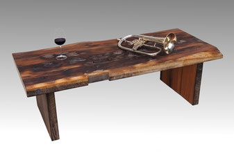 Couchtisch aus antiken handgehauenen Balken mit Wangengestell, Tischform rechteckig.