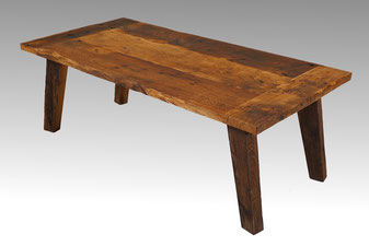 Charaktertisch, Couchtisch aus altem Holz mit gelebter Eichenplatte und schräg gestellten Tischbeinen.
