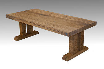 Rustikaler Couchtisch aus alten handgehauenen Eichenbalken gefertigt, Tischgestell Doppelsäule Holz.
