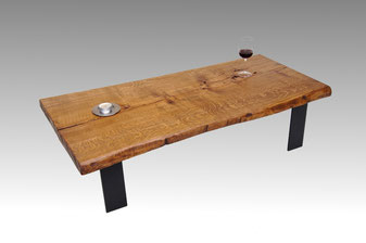 Baumstamm Couchtisch aus einer Stammbohle mit natürlicher Baumkante, Tischgestell Metall aus Flachband.