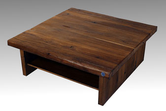 Quadratischer Wangen-Couchtisch mit Ablageboden, Eiche rustikal dunkelbraun.
