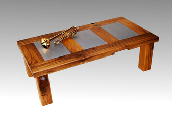 Design Couchtisch Altholz Eiche mit massiver Platte und Metall-Inlays, Echtmetallbeschichtung.