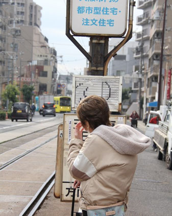 掲示類が乗客の視界をふさぐ