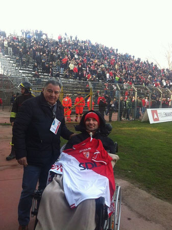 Marco Sguaitzer sotto la curva del Mantova (foto Mantova Calcio)