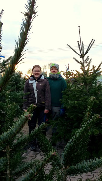 Michelle & Silke - unsere Weihnachtsbaumfachverkäuferinnen