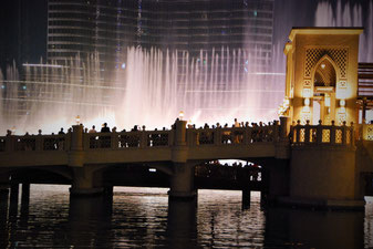 Bridge at Dubai Fountaines Quelle: (C) 2015 Classy Dubai/Paule Knete
