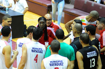 Kim Willoughby imparte instrucciones como dirigente de los Indios / Foto por Luis D. Sánchez Luna