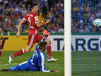 Robert Lewandowski schoss den FC Bayern mit drei Treffern zum Auswärtssieg. Foto: Hendrik Schmidt