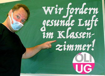 Mann an Schultafel. Aufschrift: Wir fordern gesunde Luft im Klassenzimmer!