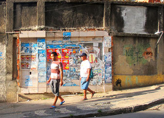 vom Bus Terminal mit dem Rad wieder hinauf zu den Favelas