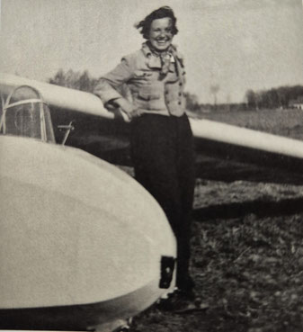 Studentin Inge Wetzel nach dem Überlandflug für das Leistungsabzeichen (1937, Foto: Helmut Bukowski)