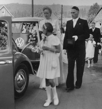 Mai 1953: Fahrzeuge der Fa. Anton Kersting warten vor der Pfarrkirche in Eslohe um Brautpaar und Gäste zur Hochzeitsfeier nach Sallinghausen zu fahren.