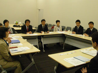 規制庁と交渉する参加者ら(参議院会館)