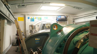 Im Generator wird aus der Drehbewegung der Flügel Strom hergestellt.