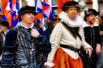 Historischer Umzug in Den Briel anlässlich der 540-Jahr-Feier der Eroberung von Brille am 1. April 2012. Die Anführer der Wassergeusen, Wilhelm II. von der Mark (Mitte), Willem Bloys van Treslong (links) und Lenaert Jansz de Graeff (rechts)