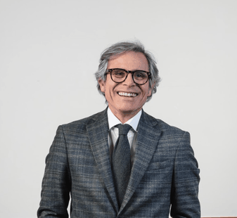signore sorridente con occhiali