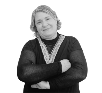 signora che sorride black and white