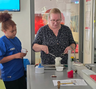  Ein Großeltern/Enkel-Paar beim Bunsenbrenner-Führerschein. © Gläsernes Labor Campus Berlin-Buch