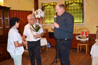 Umberto Pericolini bedankte sich mit Orchideen bei seiner Frau für die großartige Unterstützung und Organisation zu dieser Sommertagung.