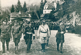 Wilhelm Keitel (1892–1946), Walther von Brauchitsch (1881–1948), Erich Raeder (1876–1960), Hermann Göring (1893–1946) und Adolf Hitler (1889–1945) im April 1941 am Bahnhof Mönichkirchen.