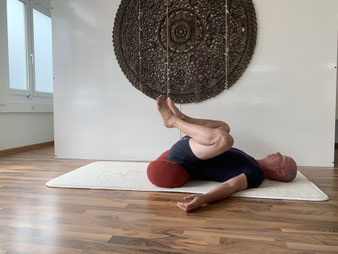 Restorative Yoga Darm und Rückenschmerzen René Hug