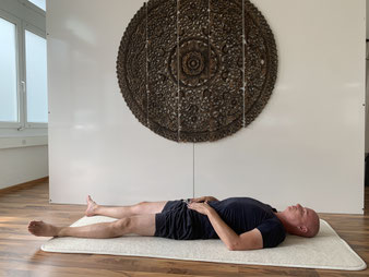 Restorative Yoga Darm und Rückenschmerzen Rene Hug