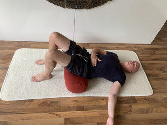 Restorative Yoga Darm und Rückenschmerzen René Hug