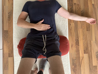 Restorative Yoga Darm und Rückenschmerzen René Hug