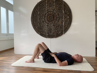 Restorative Yoga Darm und Rückenschmerzen René Hug