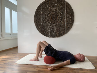 Restorative Yoga Darm und Rückenschmerzen René Hug
