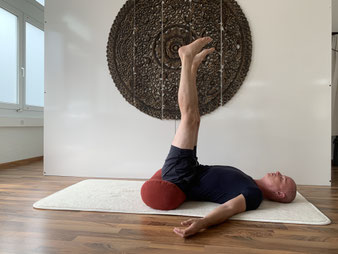 Restorative Yoga Darm und Rückenschmerzen René Hug