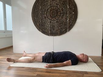 Restorative Yoga Darm und Rückenschmerzen Rene Hug