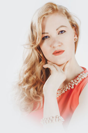 Tiffany Gauger im roten Kleid mit Perlenkette