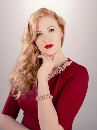 Tiffany Gauger im roten Kleid mit Perlenkette