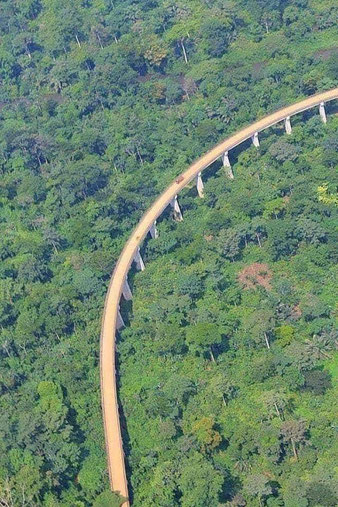 Route Kumba-Mamfé. Viaduc de Bakwa Supé, 1274 m de long, construit en 1989.