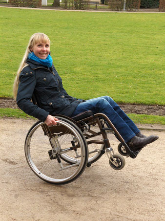 Melli macht einen Wheelie im Palastgarten