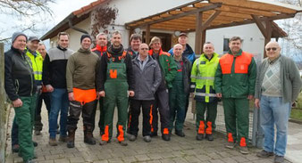 Teilnehmer am Motorsägenschnittkurs und der 1. Vorsitzende Walter Daiß (ganz rechts im Bild)