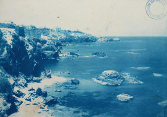 monochrome cyan : ALGER, falaises bord de mer.