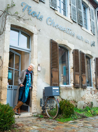 Aurèle devant la porte d'entrée de l'école de Trois chouettes sur un fil