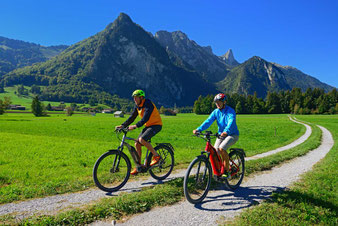 Mit dem E-Bike auf Tour im Thuner Westamt mit Stockhorn im Hintergrund