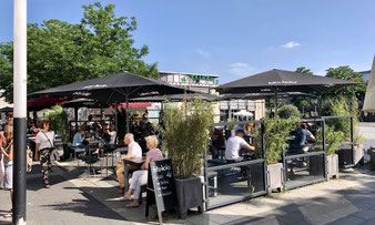 Die Besucher sitzen durch den windschutz länger auf der Terrasse und verzehren mehr