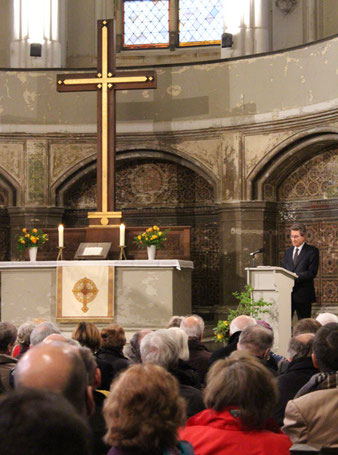 Zionskirche mit Altar und Kreuz, Wolfgang Huber bei seinem Vortrag am 9. April 2015 zum Gedenken an Dietrich Bonhoeffer. Foto: Helga Karl